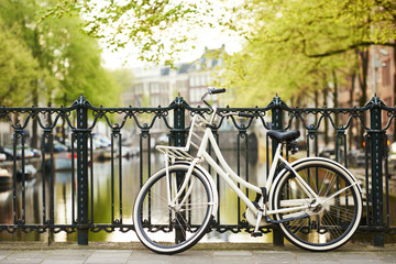 Obrazy na Plexi  rower na ulicy amsterdam w mieście