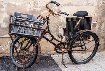 Plakat Antikes Fahrrad in einer Gasse