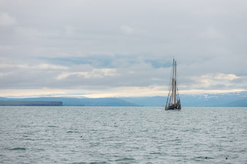 Obraz premium Boat on open sea.
