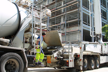 Betonmischer an Autobetonpumpe
