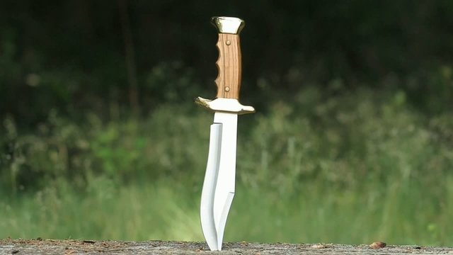 Herunterfallendes Messer in Zeitlupe.