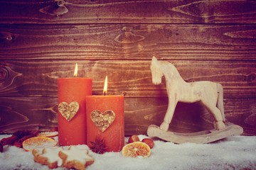 weihnachtlicher Hintergrund - zwei brennende Kerzen