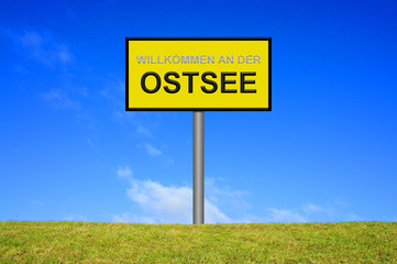 Wegweiser zeigt Willkommen an der Ostsee