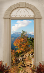 Torbogen mit Wanderweg in den Bergen, Herbstlandschaft