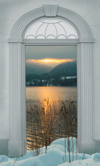 Torbogen mit Seeblick, Winterlandschaft