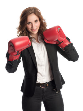 Junge Frau mit Boxhandschuhen
