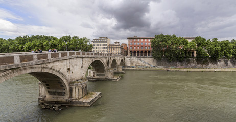 Fototapeta premium Tevere river, its bridges and city view