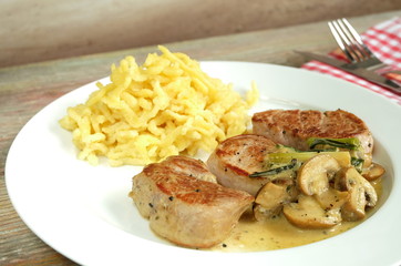 Schweinemedaillons mit Pilzrahmsauce und Spätzle