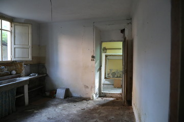 Verlassenes Haus, altes Haus, leerstehendes Haus, Zimmer, verfallenes Haus, 