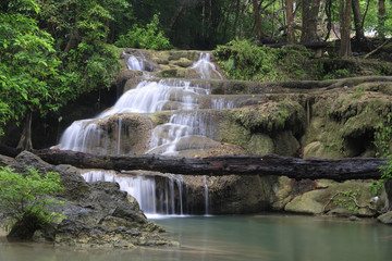 Fototapeta premium Erawan Waterfall, Erawan National Park in Kanchanaburi, Thailand