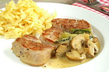 Schweinemedaillons mit Champignonrahmsauce und Spätzle