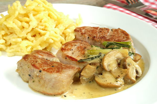 Schweinemedaillons mit Champignonrahmsauce und Sp&auml;tzle
