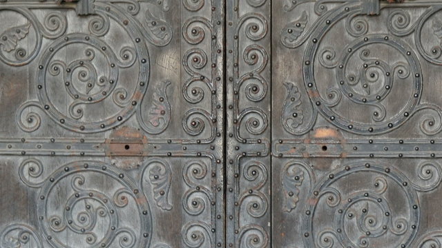 The beautiful big door of the Westminster Abbey church A beautiful artworks shown on the big door