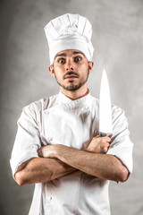giovane cuoco pazzo con coltello