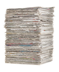 Gestapelte Zeitungen vor einem weißen Hintergrund