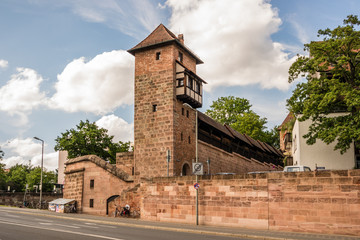 Fototapeta premium Burgmauer mit Turm Kaiserburg Nürnberg