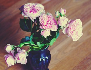 Rosen in der Vase nostalgisch