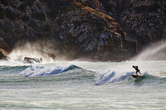 Portugal, Algarve, Sagres, Zavial Beach, surfer on the ocean