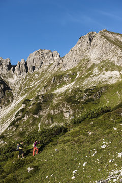 Austria, Altenmarkt-Zauchensee, young couple hiking at Niedere Tauern