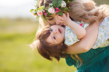 Naklejka premium Happy woman with a child resting on the nature