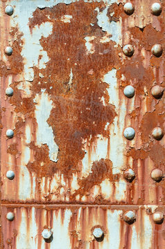 Plancha met&aacute;lica oxidada con remaches