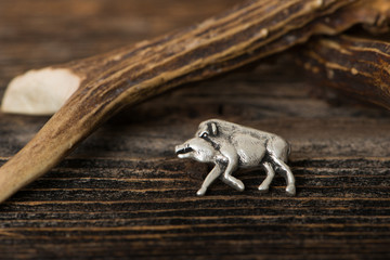 Wildschwein mit Gehörn auf Holz