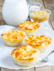 Macaroni and cheese baked as a little pies