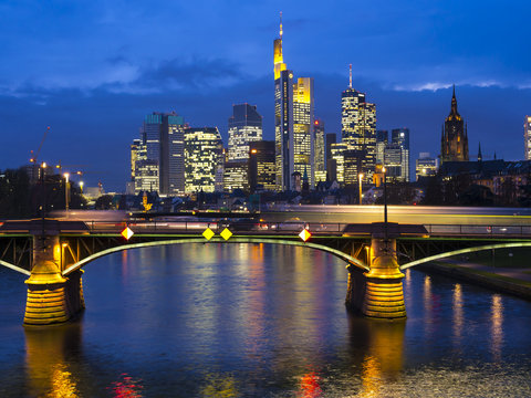Germany, Frankfurt, River Main with Ignatz Bubis Bridge, skyline of financial district in background