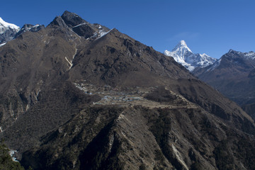 ポルツェの集落と名峰アマダブラム