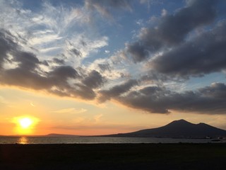 Fototapeta na wymiar Vesuvio al tramonto nella baia di Napoli