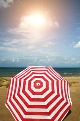 Sombrilla de playa en un soleado y cálido día de vacaciones durante el verano en España