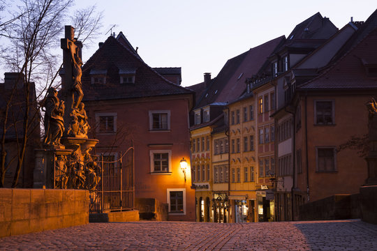 Germany, Bamberg, bridge over Regnitz River and row of houses at twilight