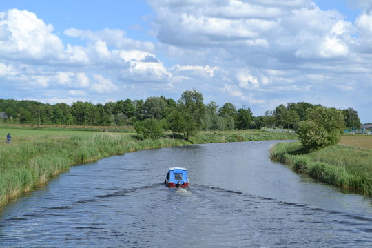 bootje vaart op de Oude IJssel