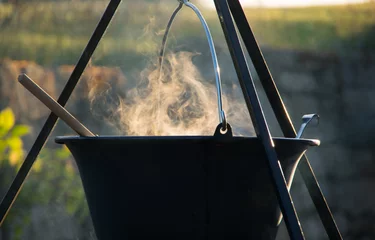 Stoff pro Meter Dampfender Kessel über dem Lagerfeuer © IdeeID