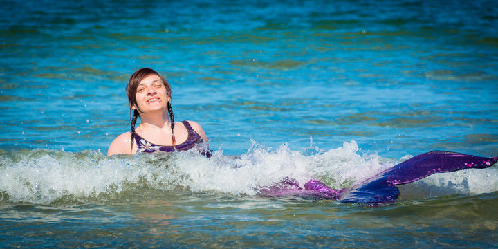 Meerjungfrau hat Spaß im Wasser