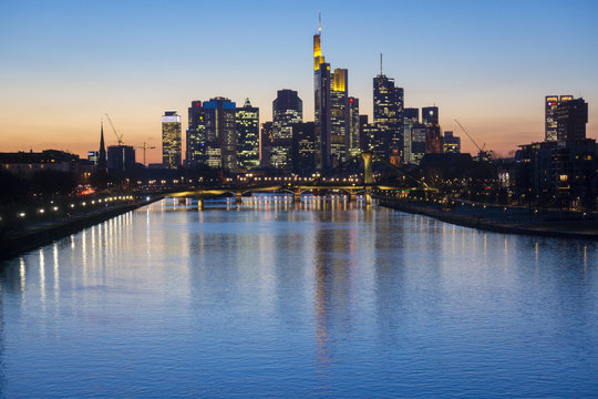 Germany, Frankfurt, River Main with Ignatz Bubis Bridge, skyline of financial district in background