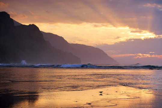USA, Hawaii, Hanalei, Sunset at Kee Beach and view to Na Pali Coast