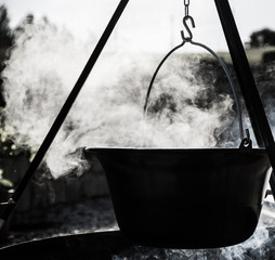 Kochen im Kessel &uuml;ber der Feuerschale