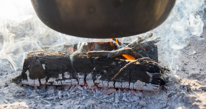 Kochen im Kessel über der Feuerschale