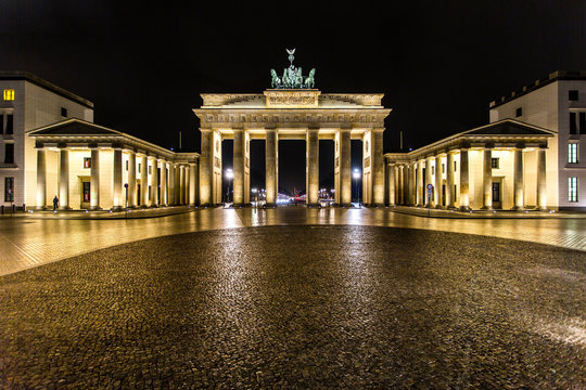 Das Brandenburger Tor bei Nacht ohne Menschen