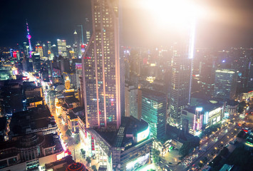 Blick über Shanghai bei Nacht mit Scheinwerferlicht
