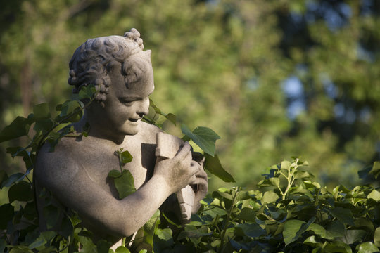 Saturos statue
