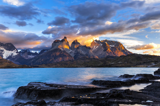 Chile, Torres del Paine National Park, sunrise at Lago Pehoe