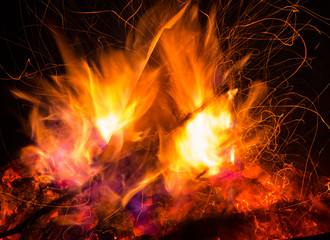 Fototapeta na wymiar Lagerfeuer in der Feuerschale