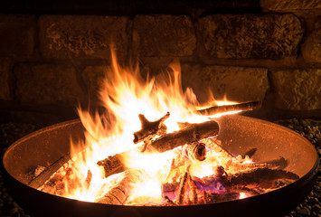 Lagerfeuer in der Feuerschale