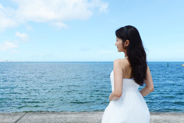 Fototapeta na wymiar 海を眺める女性