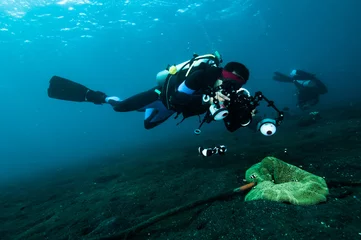 Crédence de cuisine en verre imprimé Plonger plongeur prendre une vidéo photo sur coral lembeh indonésie plongée sous-marine