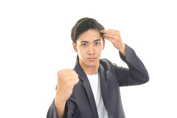 ヘアーセットをしている男性