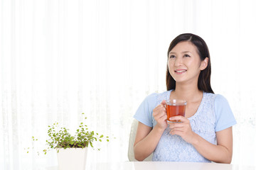 紅茶を飲み寛ぐ女性