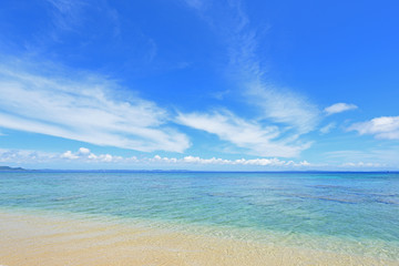 久高島の綺麗な海と夏空